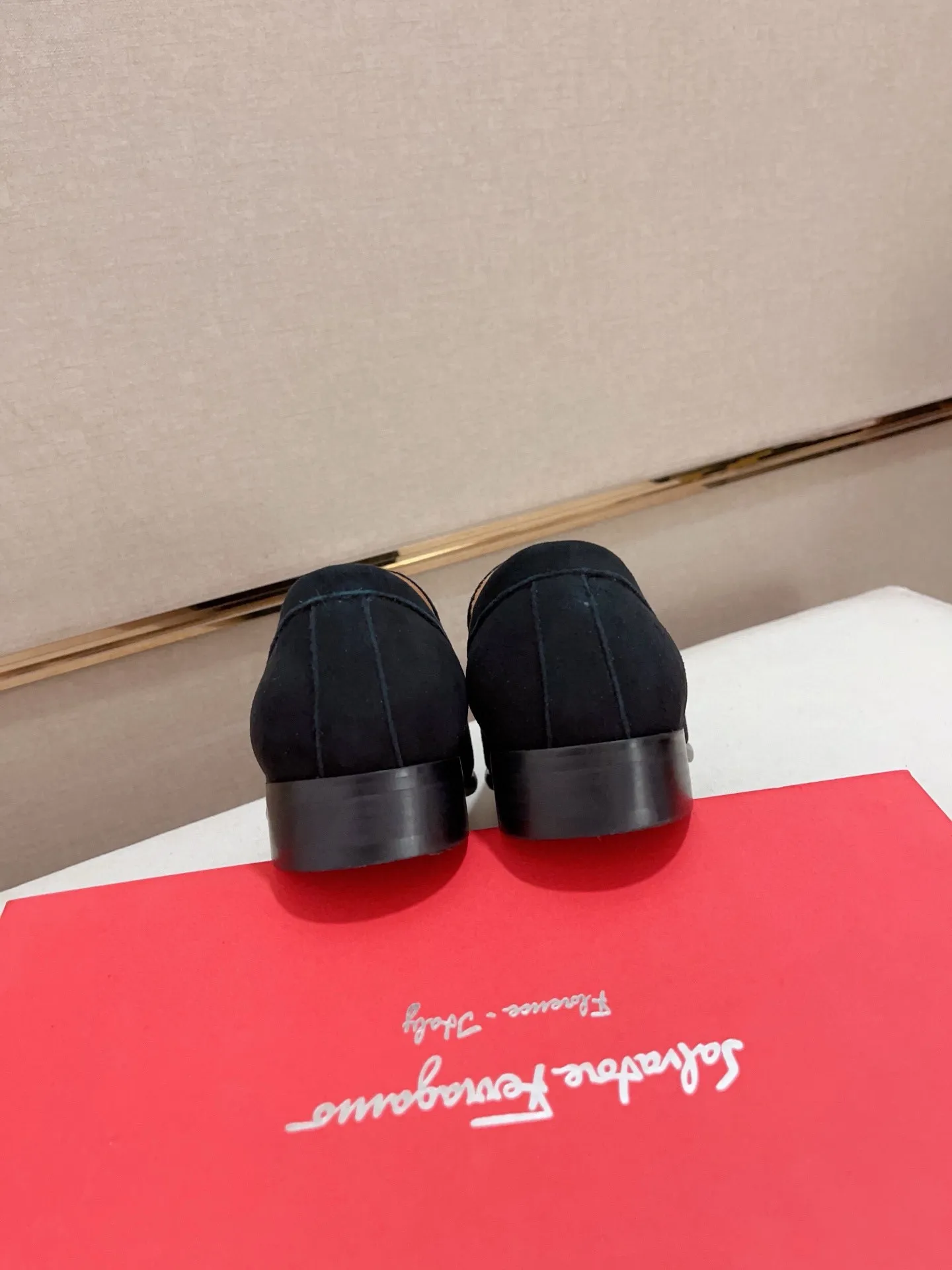 Men's shoes💰: 520💰 High version Ferragamo quality! 🆕🆕Exclusive hot-selling products in stock🔥🔥New products on the shelves, high-quality shoes, high-end driving shoes, with complete packaging! 💪 💪 Material: imported patented cowhide 🐂 + imported high-quality water-dyed cowhide lining + wear-resistant outsole 👍🏻👍🏻 Features: high-end and comfortable, purely handmade 🚀 🚀 Create the perfect shoes that suit you best 🔥 🔥 Size: (38-44) Can be customized 45 non-returnable!
